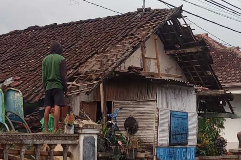 Kondisi atap salah satu rumah warga yang terdampak cuaca ekstrim di Kecamatan Karangploso. (Ist) Delapan Rumah, Masjid dan Tempat Usaha di Karangploso Rusak Diterjang Angin Kencang