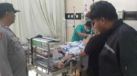Kondisi korban saat mendapatkan penanganan medis di RSUD Kanjuruhan, Kecamatan Kepanjen. (Ist_11zon Pria Asal Pagak Ditusuk Kenalannya di Stadion Kanjuruhan Hingga Bersimbah Darah