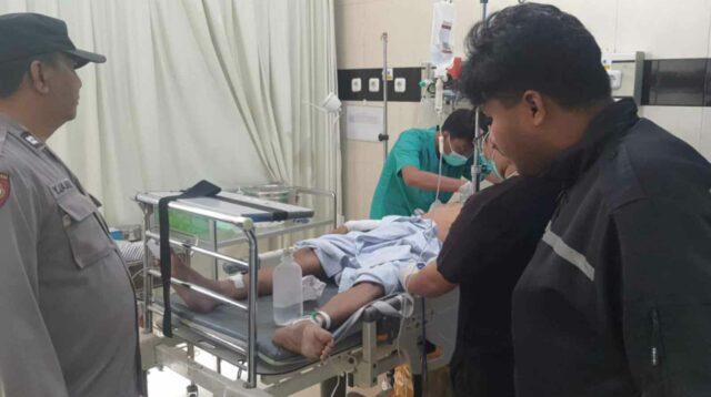 Kondisi korban saat mendapatkan penanganan medis di RSUD Kanjuruhan, Kecamatan Kepanjen. (Ist_11zon Pria Asal Pagak Ditusuk Kenalannya di Stadion Kanjuruhan Hingga Bersimbah Darah