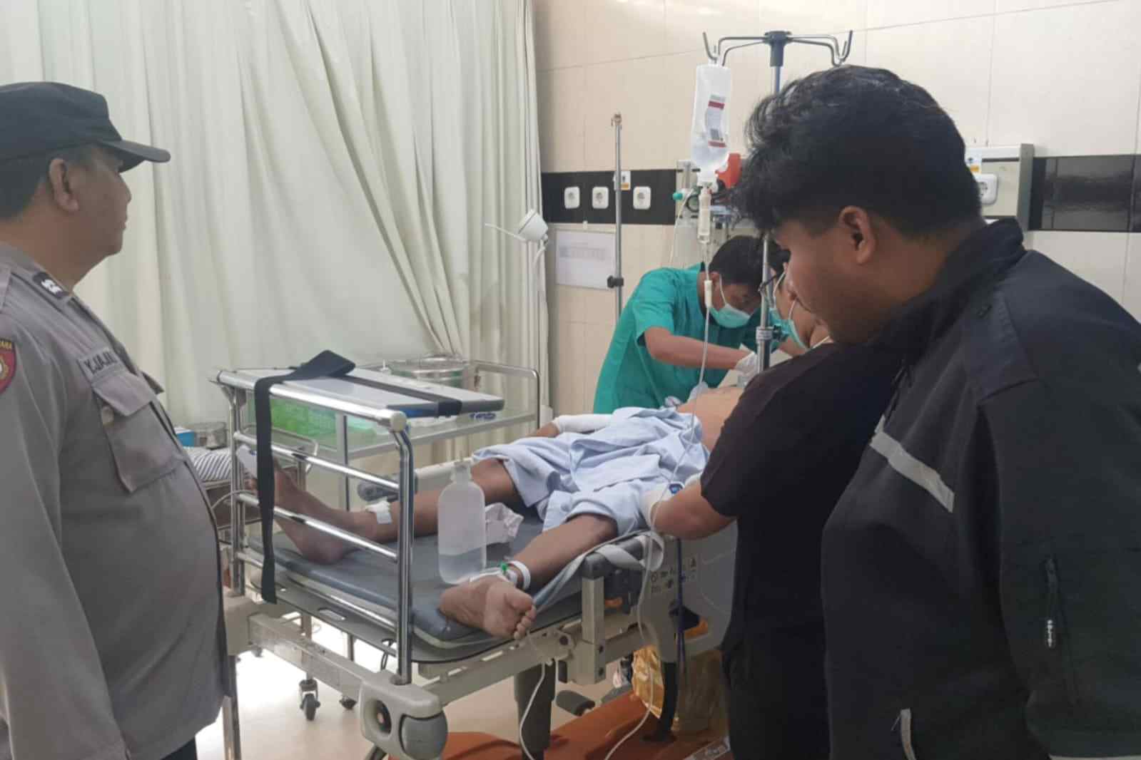 Kondisi korban saat mendapatkan penanganan medis di RSUD Kanjuruhan, Kecamatan Kepanjen. (Ist_11zon Pria Asal Pagak Ditusuk Kenalannya di Stadion Kanjuruhan Hingga Bersimbah Darah