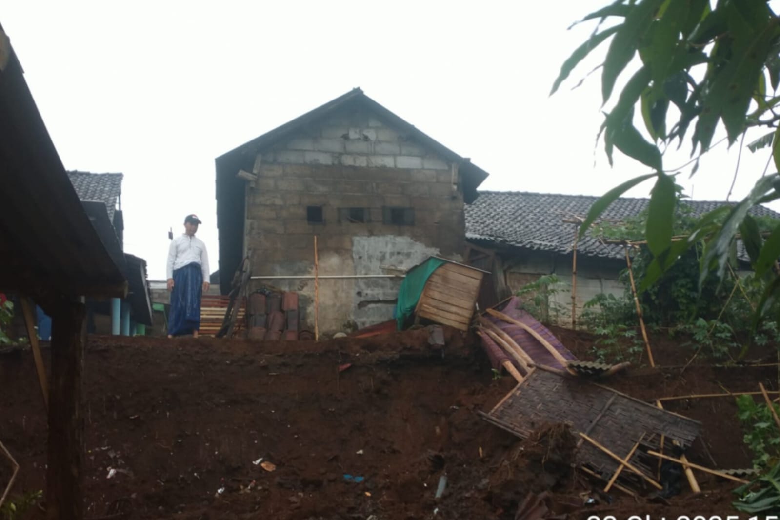 Dua Titik di Kecamatan Lawang Longsor, Jalan Utama Terputus dan Satu Rumah Terdampak 1 Dua Titik di Kecamatan Lawang Longsor, Jalan Utama Terputus dan Satu Rumah Terdampak