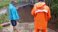 Kondisi tanah longsor merusak akses kendaraan roda empat warga di Dusun Jeruk, RT 03, RW 06, Desa Srigading, Kecamatan Lawang. (ist)_11zon Dua Titik di Kecamatan Lawang Longsor, Jalan Utama Terputus dan Satu Rumah Terdampak
