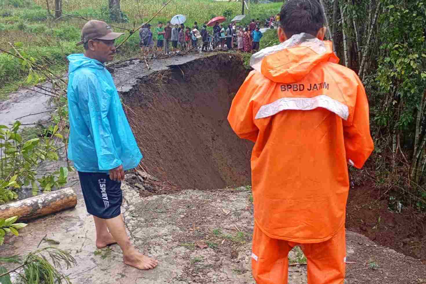 Kondisi tanah longsor merusak akses kendaraan roda empat warga di Dusun Jeruk, RT 03, RW 06, Desa Srigading, Kecamatan Lawang. (ist)_11zon Dua Titik di Kecamatan Lawang Longsor, Jalan Utama Terputus dan Satu Rumah Terdampak