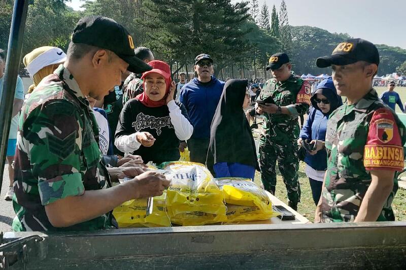 Koramil 0833-01Klojen bantu pendistribusian beras SPHP di Lapangan Rampal. (ist) Koramil 0833-01/Klojen Bantu Pendistribusian Beras SPHP di Lapangan Rampal