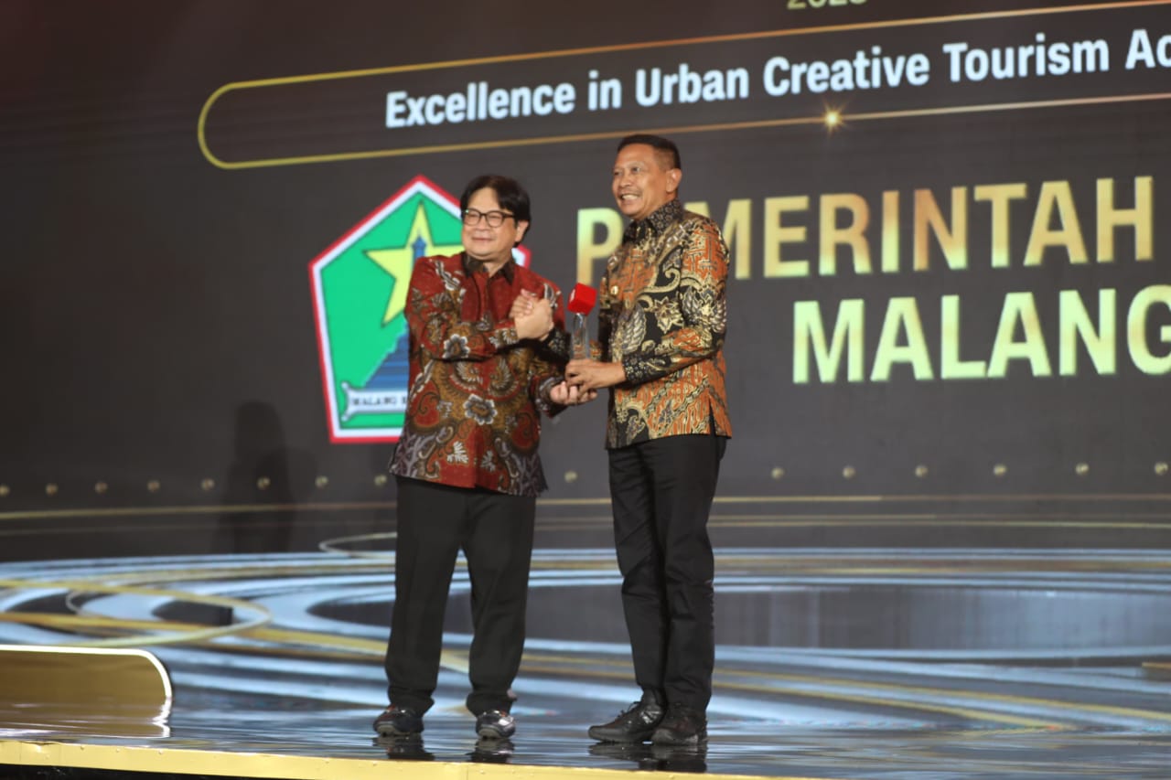 Kota Malang menerima penghargaan nasional kategori pariwisata kreatif. (pro Program 1.000 Event Antar Kota Malang Raih Penghargaan Nasional Pariwisata Kreatif