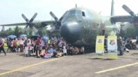Masyarakat yang menyaksikan Open Base Lanud Abd. Saleh dapat leluasa berada di sekitar pesawat C-130, salah satu Alutsista TNI-AU. (dik Ribuan Warga Padati Open Base Lanud Abd Saleh, Danlanud Ajak Masyarakat Kenal Lebih Dekat Dunia Dirgantara