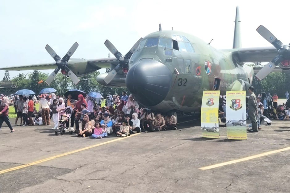Masyarakat yang menyaksikan Open Base Lanud Abd. Saleh dapat leluasa berada di sekitar pesawat C-130, salah satu Alutsista TNI-AU. (dik Ribuan Warga Padati Open Base Lanud Abd Saleh, Danlanud Ajak Masyarakat Kenal Lebih Dekat Dunia Dirgantara