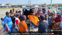 Mayat yang ditemukan saat dilakukan evakuasi oleh Tim SAR. (Seru.co.idudi) Warga Branta Pesisir Digegerkan Penemuan Mayat Tanpa Identitas di Pantai Tlanakan Pamekasan