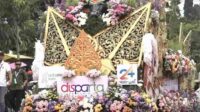 Mobil hias persembahan Disparta Batu. (dik_11zon Ribuan Warga Padati Batu Art Flower Carnival 2025, Angkat Potensi Bunga Lokal