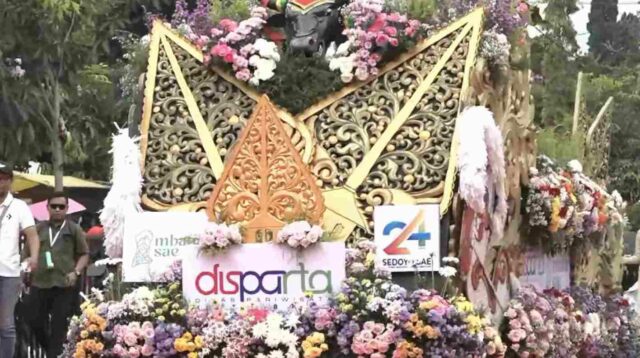 Mobil hias persembahan Disparta Batu. (dik_11zon Ribuan Warga Padati Batu Art Flower Carnival 2025, Angkat Potensi Bunga Lokal