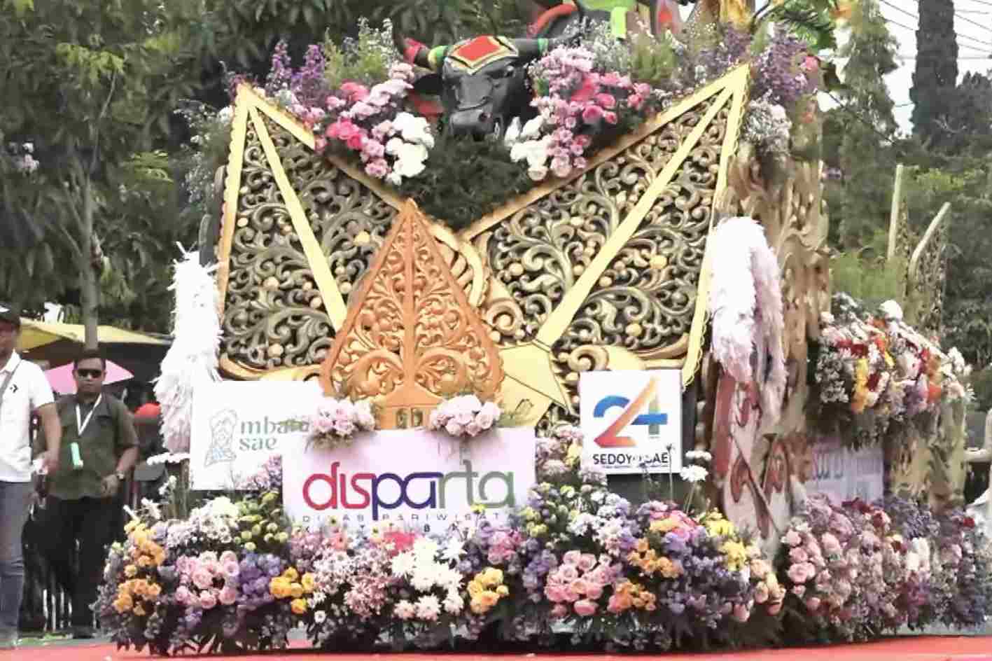 Mobil hias persembahan Disparta Batu. (dik_11zon Ribuan Warga Padati Batu Art Flower Carnival 2025, Angkat Potensi Bunga Lokal