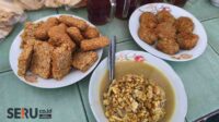 Orem-Orem disandingkan dengan lauk tempe goreng, mendol dan perkedel (dik_11zon_11zon Orem-Orem Pak Tikmanan, Kuliner Legend Khas Malang Sejak 1967 di Pasar Comboran