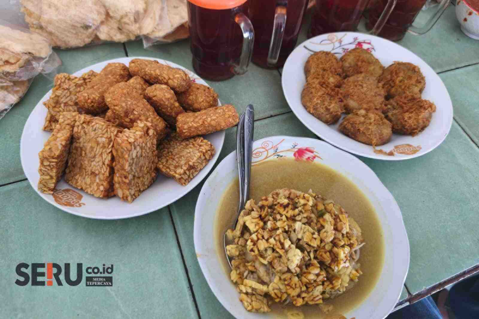 Orem-Orem disandingkan dengan lauk tempe goreng, mendol dan perkedel (dik_11zon_11zon Orem-Orem Pak Tikmanan, Kuliner Legend Khas Malang Sejak 1967 di Pasar Comboran