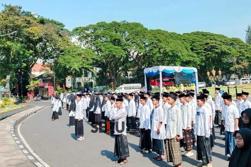 Peringatan HSN 2025, Wali Kota Malang Serahkan Kelengkapan Izin Bangunan Ponpes
