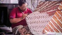 Pegiat Budaya sekaligus Owner Batik Aksara Malang saat membatik. (dok pribadi untuk Seru.co.id_11zon Di Balik Penghargaan Ekosistem Batik, Pembatik Malangan Hadapi Tantangan Regenerasi