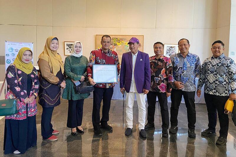Pemkab Jember saat foto bersama setelah mendapatkan penghargaan dari ICPRA. (ist) Pemkab Jember Raih ICPRA Atas Keberhasilan Pendekatan Pentahelix Collaboration