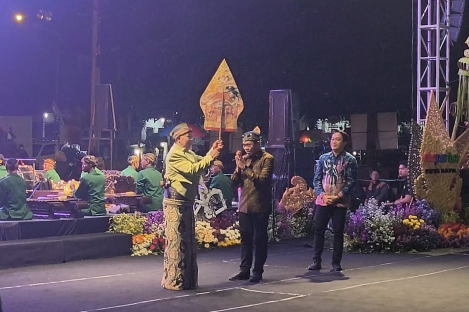 Pagelaran Wayang Kulit 'Wahyu Makutharama' Pukau Ribuan Warga