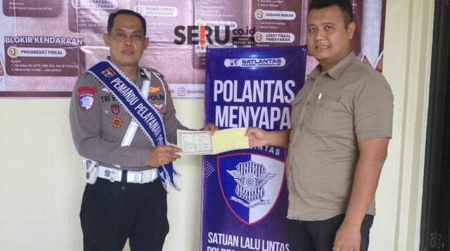 Petugas Polantas saat memberikan pelayanan penerbitan BKPB kepada masyarakat. (Seru.co.idams) Wujudkan Layanan Prima, Satlantas Polres Trenggalek Dorong Program Polantas Menyapa