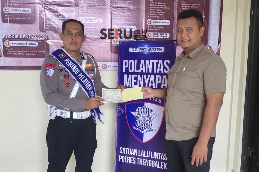 Petugas Polantas saat memberikan pelayanan penerbitan BKPB kepada masyarakat. (Seru.co.idams) Wujudkan Layanan Prima, Satlantas Polres Trenggalek Dorong Program Polantas Menyapa