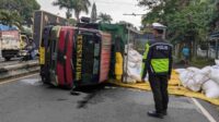 Proses evakuasi kendaraan terguling di Jalan Raya Losari, Kecamatan Singosari, Kabupaten Malang, Selasai (ist_11zon Truk Bermuatan Pakan Sapi Terguling di Singosari, Sopir Diduga Lalai