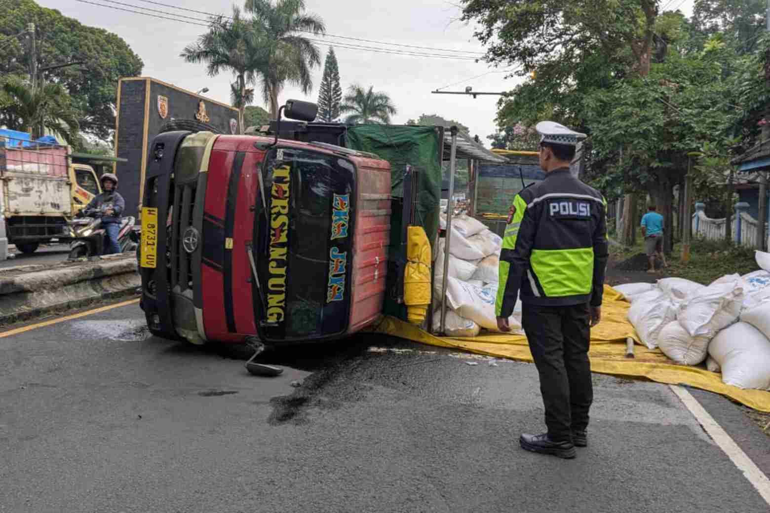 Truk Bermuatan Pakan Sapi Terguling di Singosari, Sopir Diduga Lalai