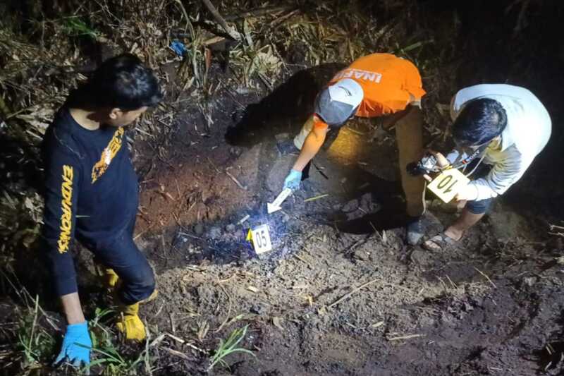 Proses olah TKP oleh pihak INAFIS Polres Malang. (ist) Jasad Wanita Ditemukan Terkubur di Area Ladang Tebu Kecamatan Gedangan dengan Luka Bakar