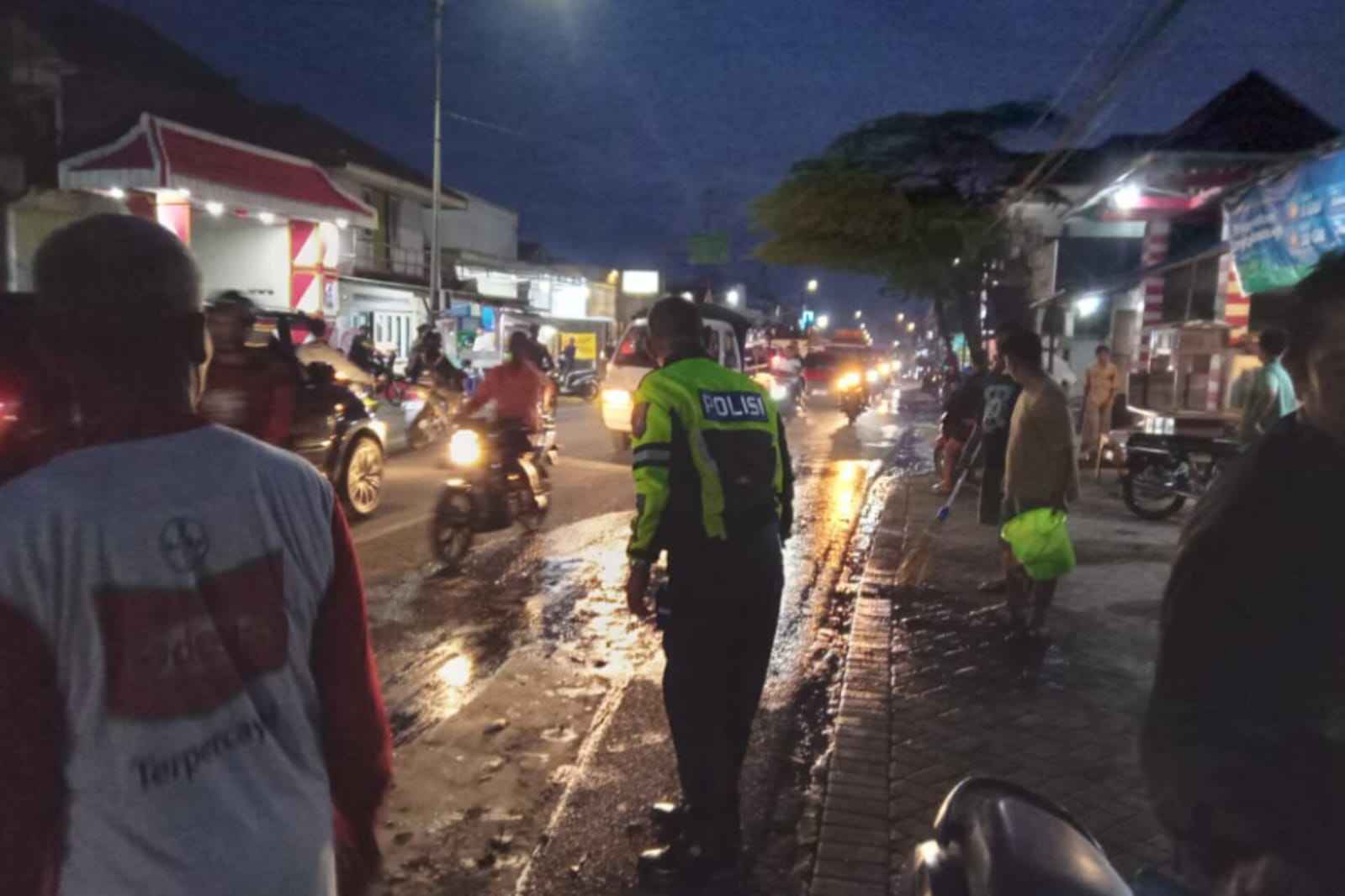 Proses olah TKP oleh pihak kepolisian. (Ist_11zon Pelajar Tewas Setelah Tabrakan Adu Banteng Dengan Dump Truk di Wajak
