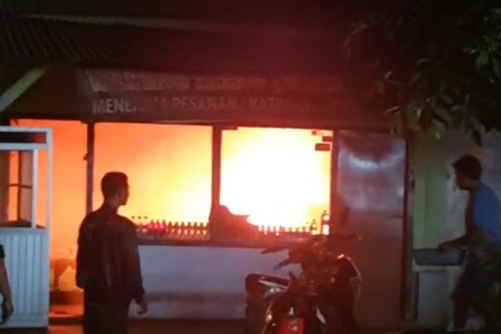 Rumah Makan di Kecamatan Wajak Terbakar Hebat