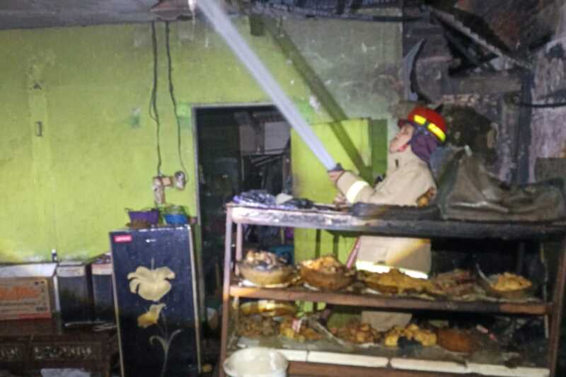 Rumah Makan di Kecamatan Wajak Terbakar Hebat 1 Rumah Makan di Kecamatan Wajak Terbakar Hebat