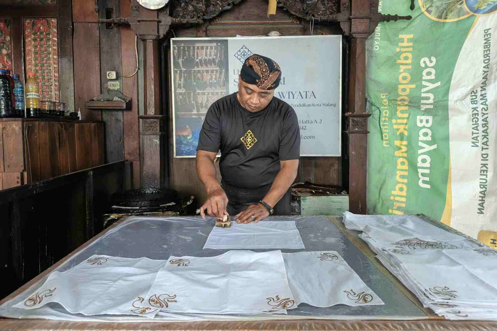 Proses pembuatan batik cap di Soendari Batik Malang. bas 11zon 1