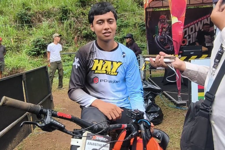 Rider Downhill asal Bali, Anantha Djawa, peserta 76 IDH 2025 di Klemuk Park. (dik Hujan dan Trek Curam Klemuk Uji Mental Para Rider 76 IDH 2025