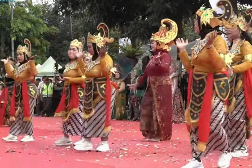 Ribuan Warga Padati Batu Art Flower Carnival 2025, Angkat Potensi Bunga Lokal 2 Ribuan Warga Padati Batu Art Flower Carnival 2025, Angkat Potensi Bunga Lokal