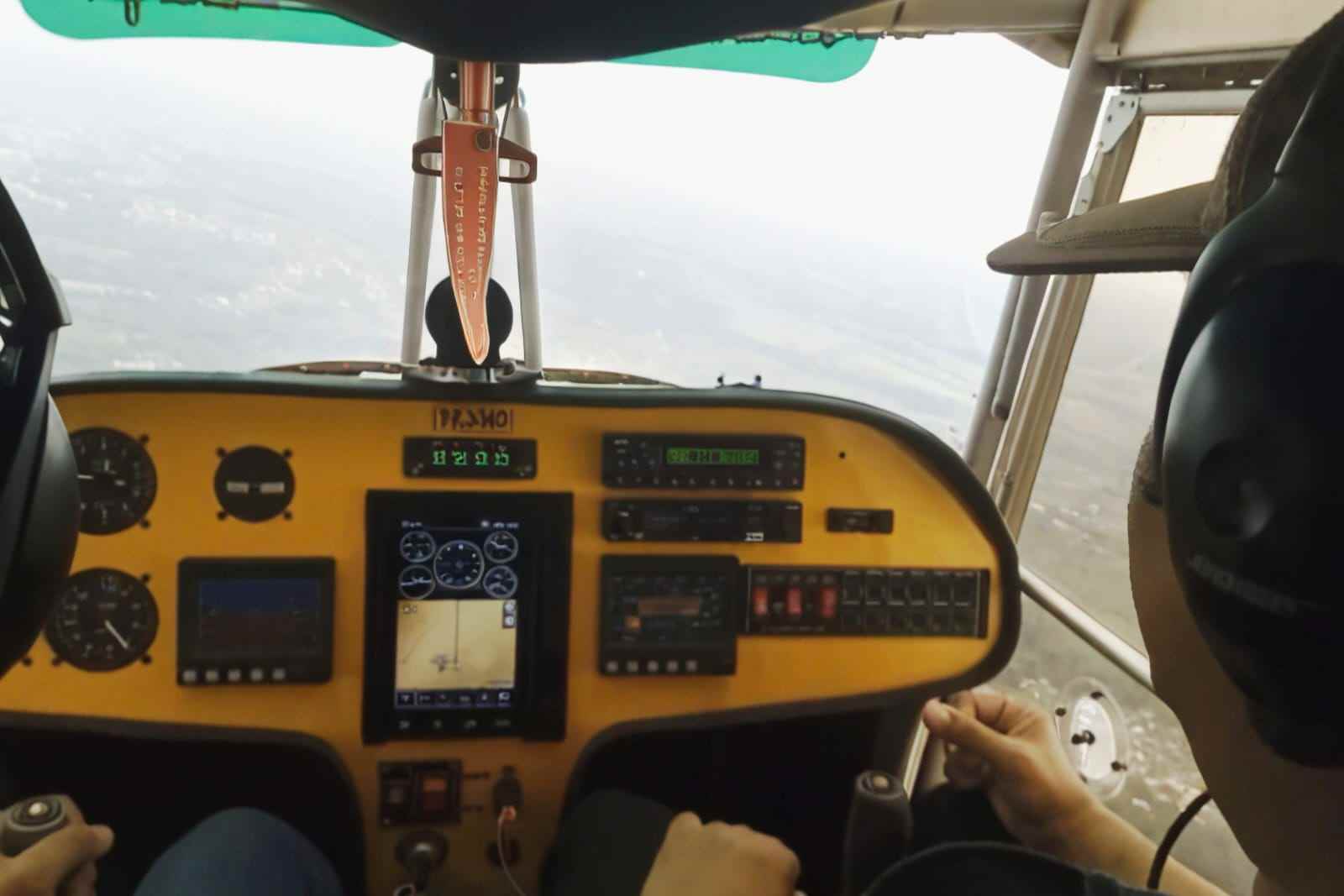 Seorang penghobi olahraga terbang sedang menjajal terbang melintasi Malang Raya melalui Bromo Flying Club. (ist_11zon Bromo Flying Club Tawarkan Pemandangan Malang Raya dari Ketinggian Menggunakan Pesawat Sport