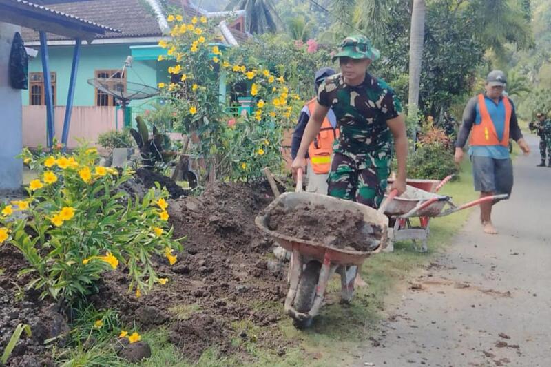 Soliditas Satgas TMMD 126 dan Warga Lebakharjo Bersinergi Perbaikan Drainase