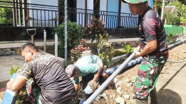 TMMD 126 Kodim 0818, TNI dan warga kebut pipanisasi penuhi kebutuhan air bersih. (ist) TMMD 126 Kodim 0818, TNI dan Warga Kebut Pipanisasi Penuhi Kebutuhan Air Bersih