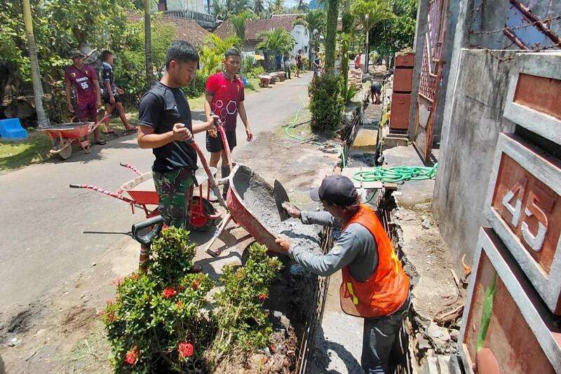 TMMD 126 Kodim 0818 bersama warga bangun saluran drainase. (ist) TMMD 126 Kodim 0818 Bersama Warga Bangun Saluran Drainase