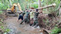 TMMD 126 Kodim 0818 normalisasi sungai Bukit Antrokan Dusun Lebaksari Lebakharjo. (ist) TMMD 126 Kodim 0818 Normalisasi Sungai Bukit Antrokan Dusun Lebaksari Lebakharjo