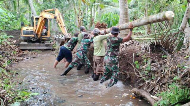 TMMD 126 Kodim 0818 normalisasi sungai Bukit Antrokan Dusun Lebaksari Lebakharjo. (ist) TMMD 126 Kodim 0818 Normalisasi Sungai Bukit Antrokan Dusun Lebaksari Lebakharjo