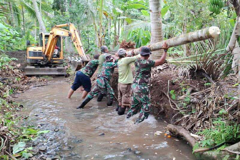 TMMD 126 Kodim 0818 normalisasi sungai Bukit Antrokan Dusun Lebaksari Lebakharjo. (ist) TMMD 126 Kodim 0818 Normalisasi Sungai Bukit Antrokan Dusun Lebaksari Lebakharjo
