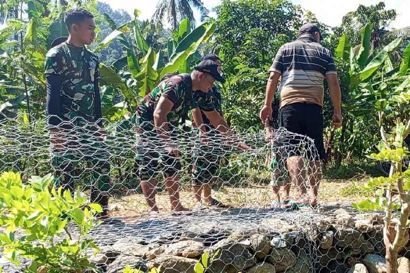 TMMD 126 Kodim 0818 Pemasangan Bronjong Kawat, Cegah Erosi dan Banjir di Dusun Sukamaju Lebakharjo