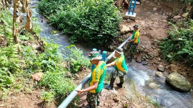 TMMD Kodim0818 pipanisasi sumber air Bukit Gandaruwo aliri warga Desa Lebakharjo. (ist) TMMD Kodim/0818 Pipanisasi Sumber Air Bukit Gandaruwo Aliri Warga Desa Lebakharjo