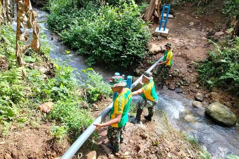 TMMD Kodim0818 pipanisasi sumber air Bukit Gandaruwo aliri warga Desa Lebakharjo. (ist) TMMD Kodim/0818 Pipanisasi Sumber Air Bukit Gandaruwo Aliri Warga Desa Lebakharjo