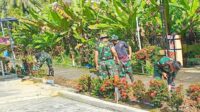 TMMD ke-126 Kodim 081, Prajurit Yonarme TMMD ke-126 Kodim 0818, Prajurit Yonarmed 8/105/Tarik Bercanda Bersama Warga dan Rekan
