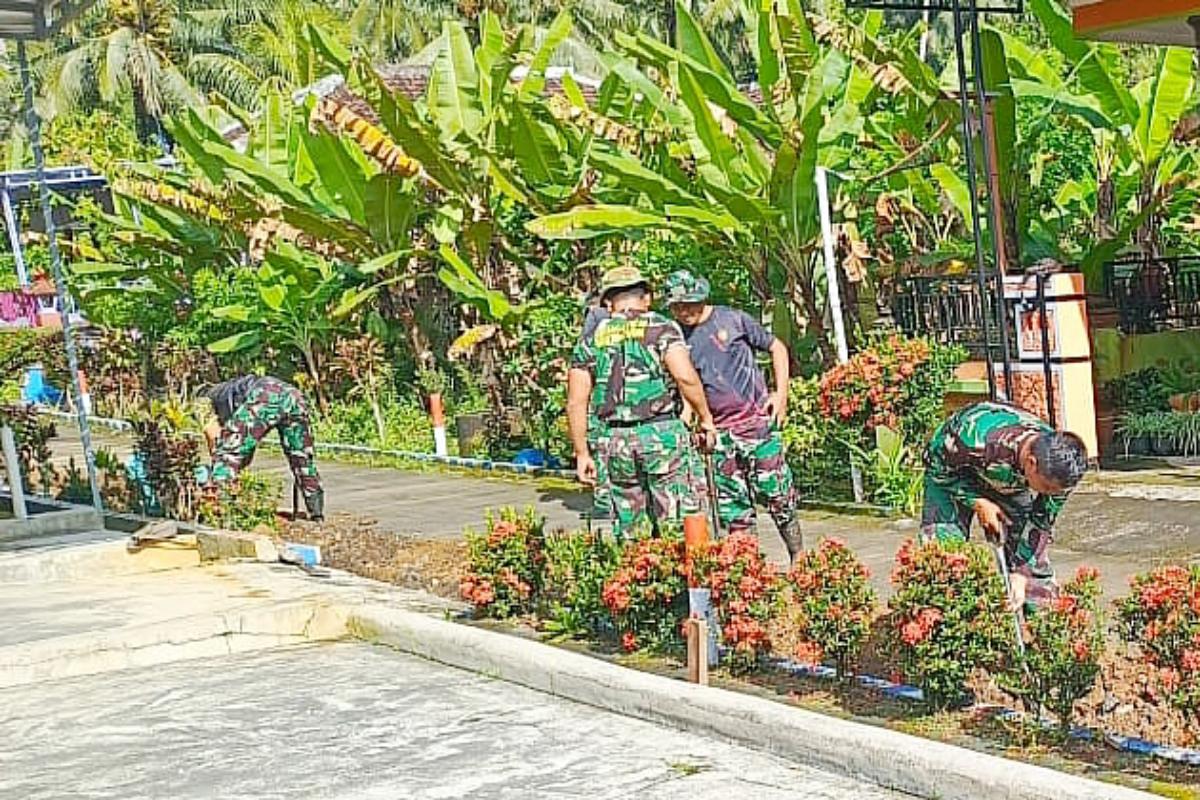 TMMD ke-126 Kodim 0818, Prajurit Yonarmed 8/105/Tarik Bercanda Bersama Warga dan Rekan