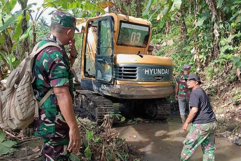 TMMD ke-126 Kodim 0818/Malang-Batu Normalisasi Aliran Sungai Lebaksari Desa Lebakharjo