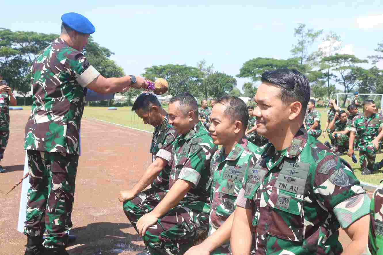 Tradisi Siraman Kembang Tandai Naiknya Pangkat Sejumlah Prajurit Lanud Abd Saleh