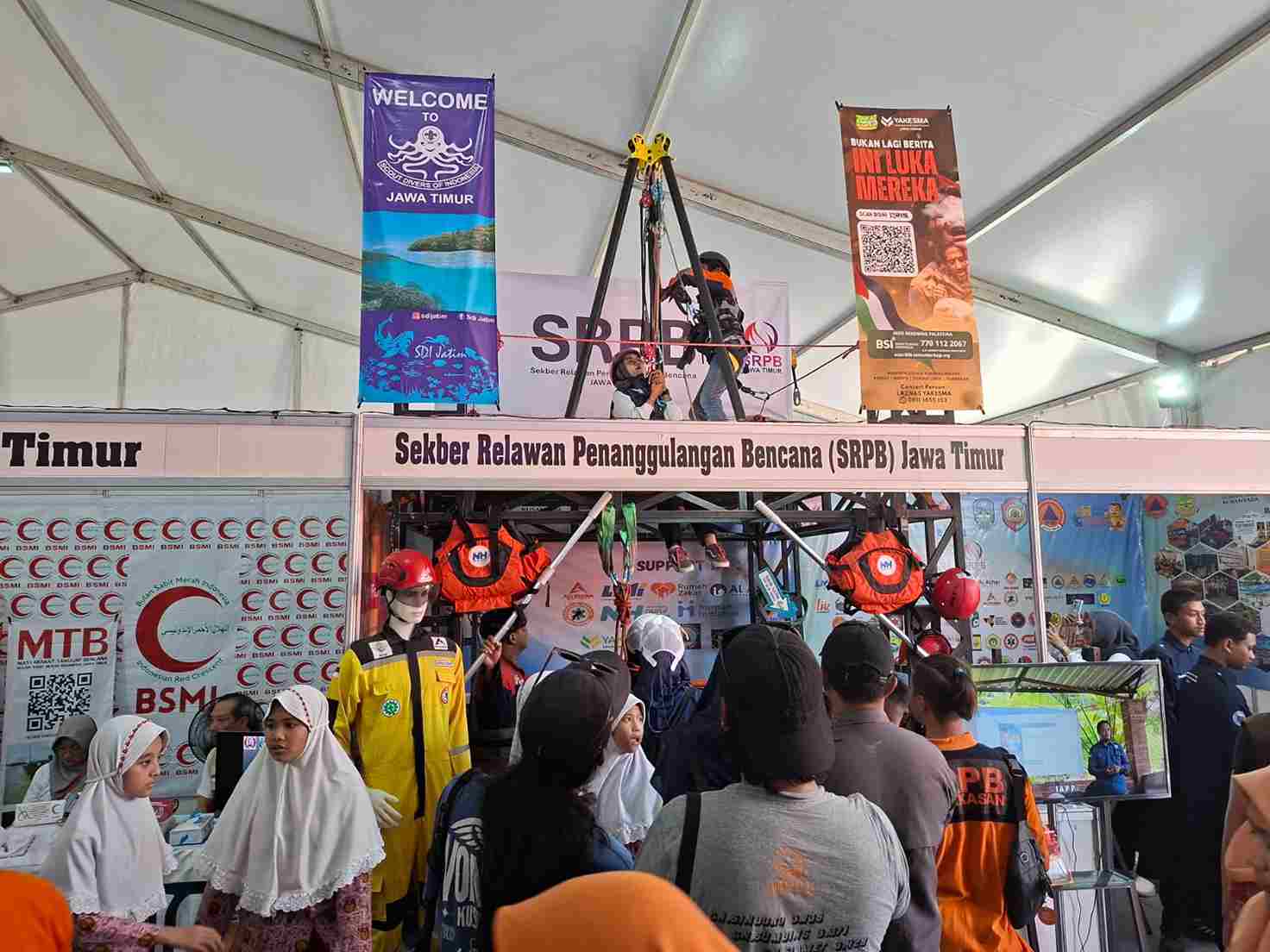 Vertical Rescue tidak hanya dinati orang dewasa maupun remaja tapi juga anak anak._11zon Belajar Selamat di Ruang Sempit, Demo Vertical Rescue Accessina Jadi Magnet Pengunjung Bulan PRB 2025