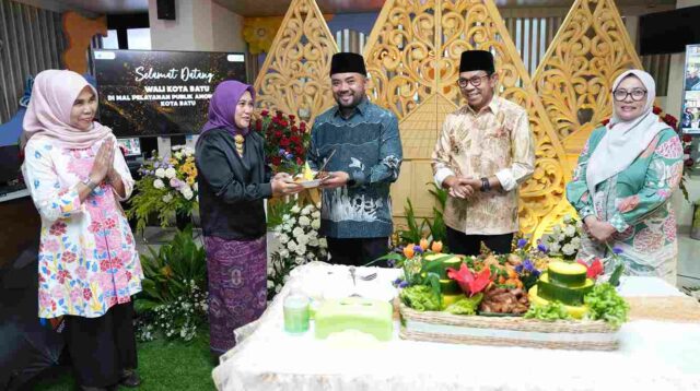 Wakil Wali Kota Batu menerima potongan tumpeng dalam rangka HUT Ke-3 MPP Among Warga. (ist_11zon Tiga Tahun Layanan MPP Among Warga, Siap Hadirkan Layanan Imigrasi