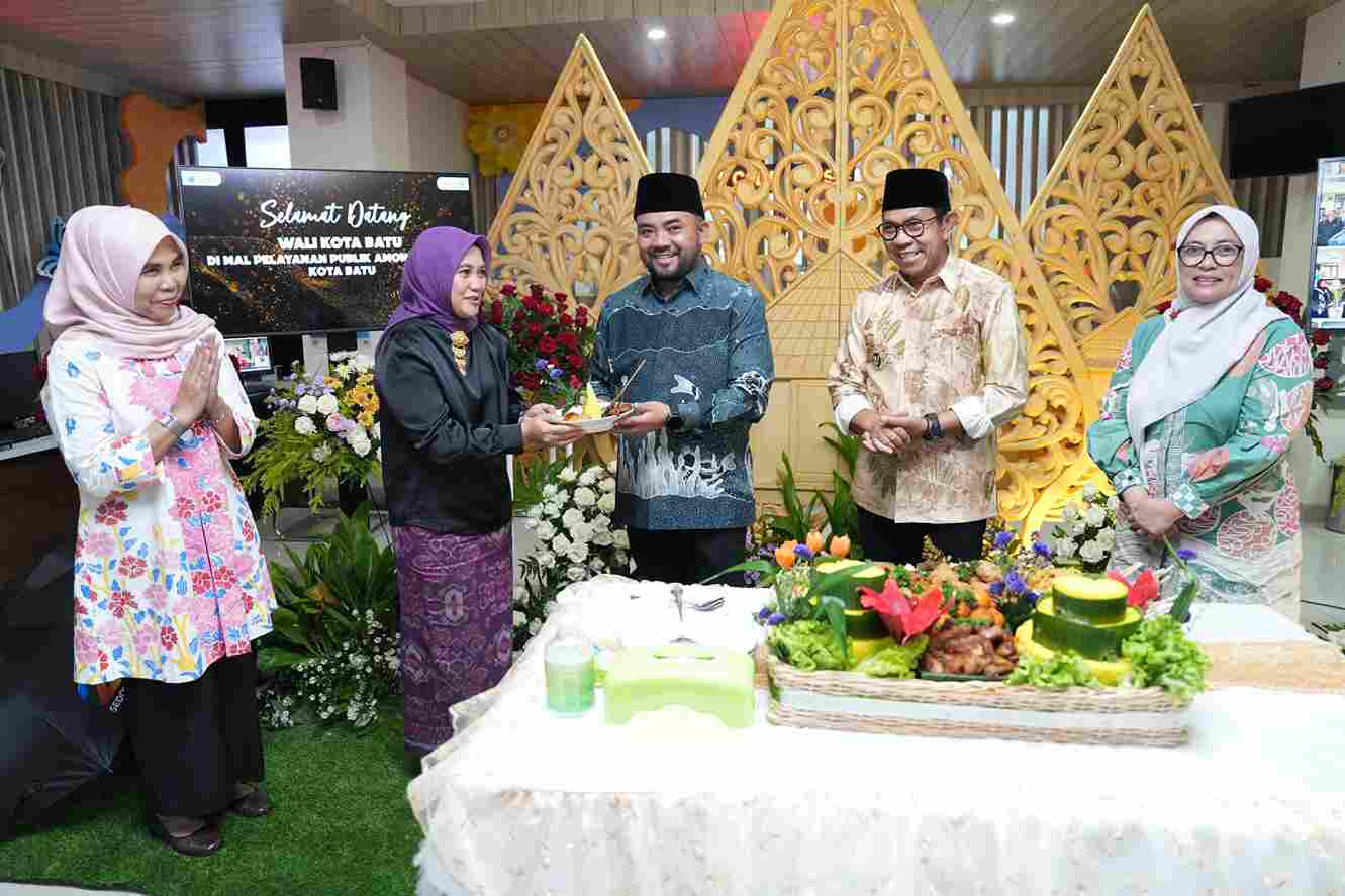 Wakil Wali Kota Batu menerima potongan tumpeng dalam rangka HUT Ke-3 MPP Among Warga. (ist_11zon Tiga Tahun Layanan MPP Among Warga, Siap Hadirkan Layanan Imigrasi