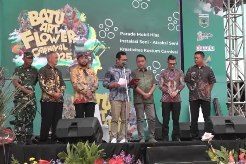 Ribuan Warga Padati Batu Art Flower Carnival 2025, Angkat Potensi Bunga Lokal 1 Ribuan Warga Padati Batu Art Flower Carnival 2025, Angkat Potensi Bunga Lokal